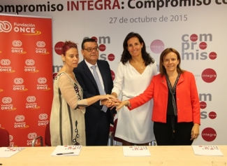 Foto del saludo tras la firma del convenio