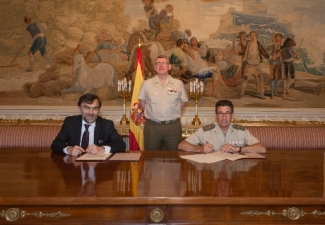 Foto del momento de la firma del convenio