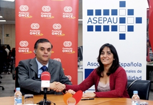 Foto del saludo tras la firma del convenio entre Fundación ONCE y ASEPAU