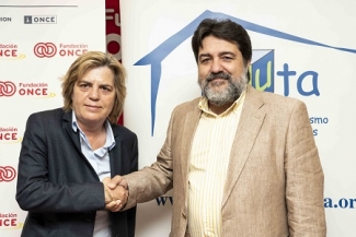 Teresa Palahí y Juan Antonio Sacaluga dándose la mano