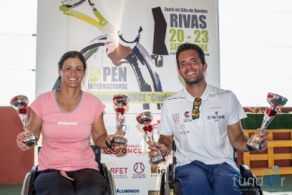 Foto de Kike Siscar y Lola Ochoa con sus trofeos