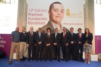Foto de familia de los premiados