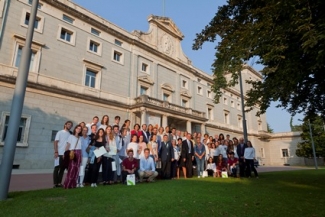 Foto de autoridades y alumnos del campus