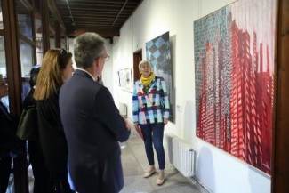 foto de un momento de la inauguración en la que se está explicando una de las obras de Fundación ONCE