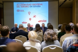 Foto de la mesa de inauguración en la que se ve parte del público