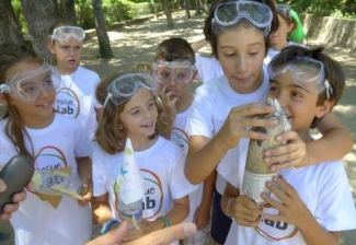 foto de varios niños en un campamento