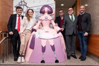 Foto de las personas que han participado en el evento junto a la menina en Fundación ONCE