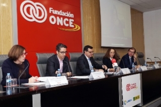 Foto de la mesa de presentación