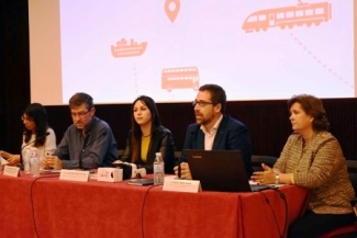 Foto de la mesa de presentación