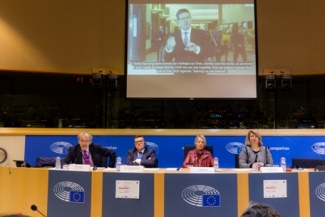 Foto de la mesa de presentación