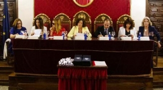 Foto de la mesa de los representantes de las entidades