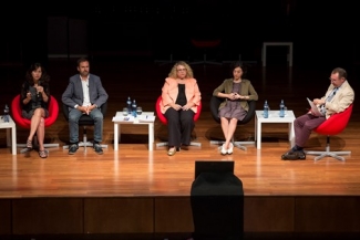 Foto de las personas de la mesa