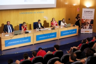 Foto de la mesa de los representantes de las entidades en la inauguración