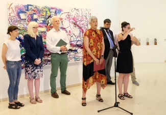 Foto de grupo mirando la exposición