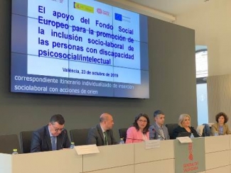 Foto de la mesa de presentación