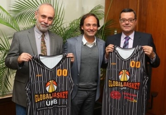 Foto posando con la camiseta después de la firma del convenio