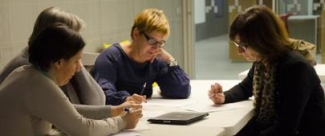 foto de personas en una reunión