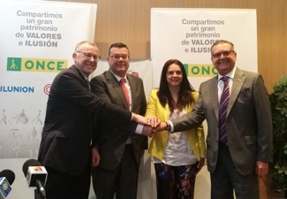 Foto del saludo tras la firma del convenio