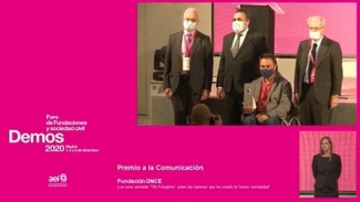 Imagen de los representantes de Fundación ONCE y de la AEF tras la entrega del premio