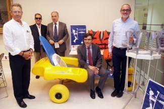 Foto de familia con el kit que dona Fundación ONCE a Cruz Roja