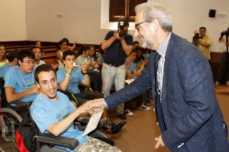 Foto de la entrega de uno de los diplomas de los Campus de Fundación ONCE