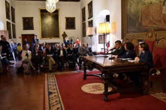 Foto de la mesa de presentación