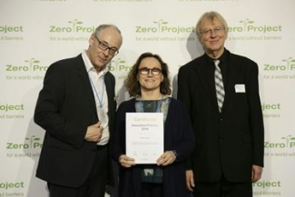 Foto de Sabina Lobato con el reconocimiento