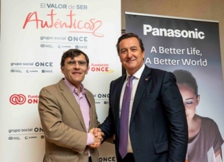 Foto del saludo tras la firma del convenio