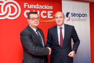 Foto del saludo tras la firma del convenio