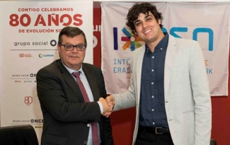 Foto del saludo tras la firma del convenio en Fundación ONCE
