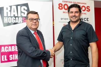 Foto del saludo tras la firma del convenio en Fundación ONCE