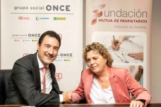 Foto del saludo tras la firma del convenio