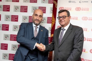 Foto del saludo tras la firma del convenio