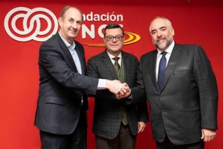 Foto del saludo tras la firma del convenio en Fundación ONCE