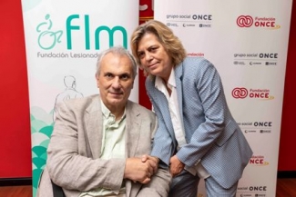 Foto del saludo tras la firma del convenio en Fundación ONCE