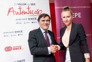 Foto del saludo tras la firma del convenio