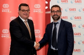 Foto del saludo tras la firma del convenio entre fundación ONCE y GAES