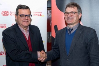 Foto del saludo tras la firma del convenio