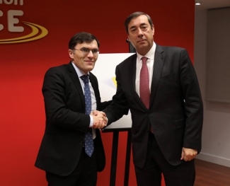 Foto del saludo tras la firma del convenio en Fundación ONCE
