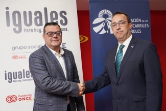 Foto del saludo tras la firma del convenio en Fundación ONCE