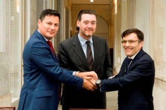 Foto del saludo tras la firma del convenio