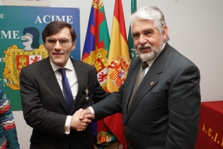 foto del saludo tras imponerle la medalla