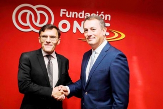 Foto del saludo tras la firma del convenio