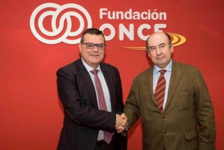 Foto del saludo tras la firma del convenio