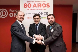 Foto del saludo tras la firma del convenio en Fundación ONCE