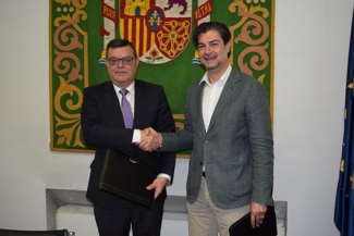 Foto del saludo tras la firma del convenio