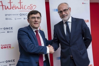 Alberto durán y Alberto Navarro saludándose con un apretón de manos