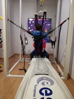 Foto en la que se ve a un niño con el sistema