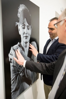 Foto de una personas con discapacidad tocando una de las obras