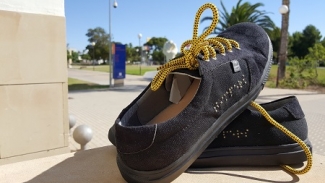 Foto de las zapatillas Timpers, personalizadas en braille. El proyecto, liderado por un joven afiliado a la ONCE, consiguió uno de los premios de la convocatoria ‘Emprende y Discapacidad 2018’.